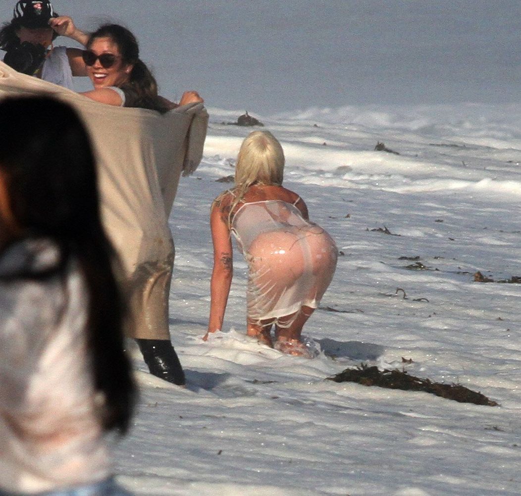Lady Gaga fotila na pláži.