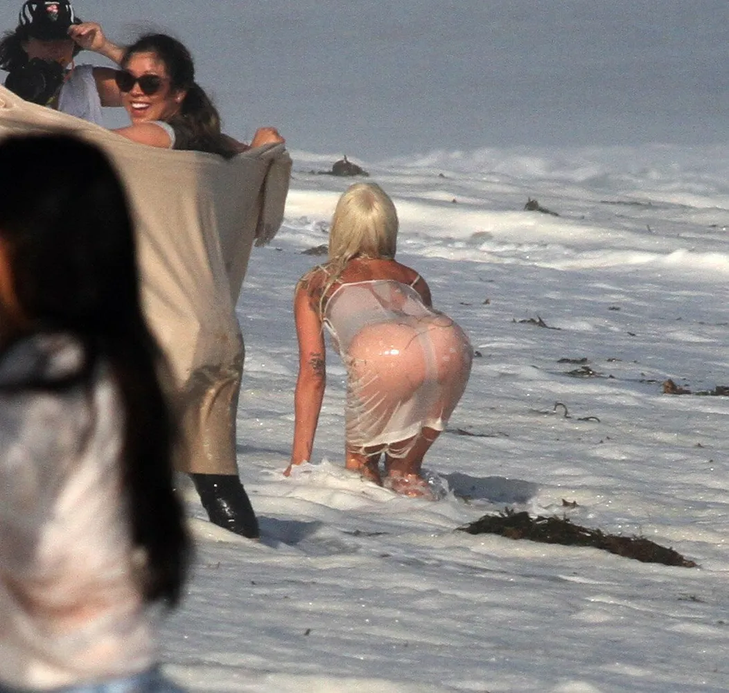 Lady Gaga fotila na pláži.