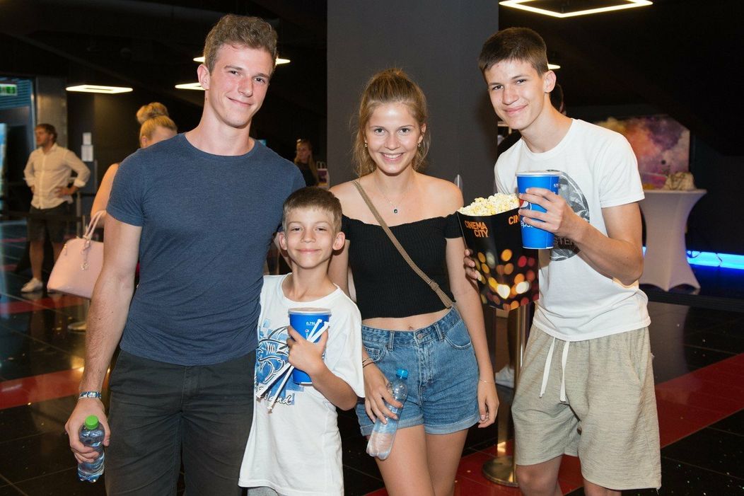 Timur Kramár (vpravo) so súrodencami Markom, Tamarou a jej priateľom Benjaminom