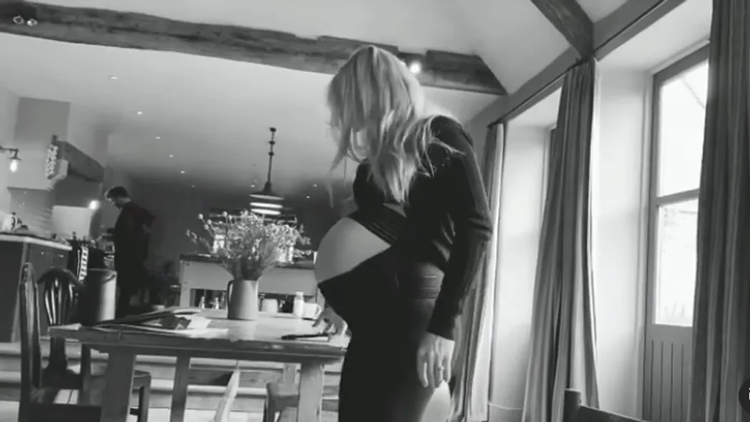 Zábery z videa Ellie Goulding