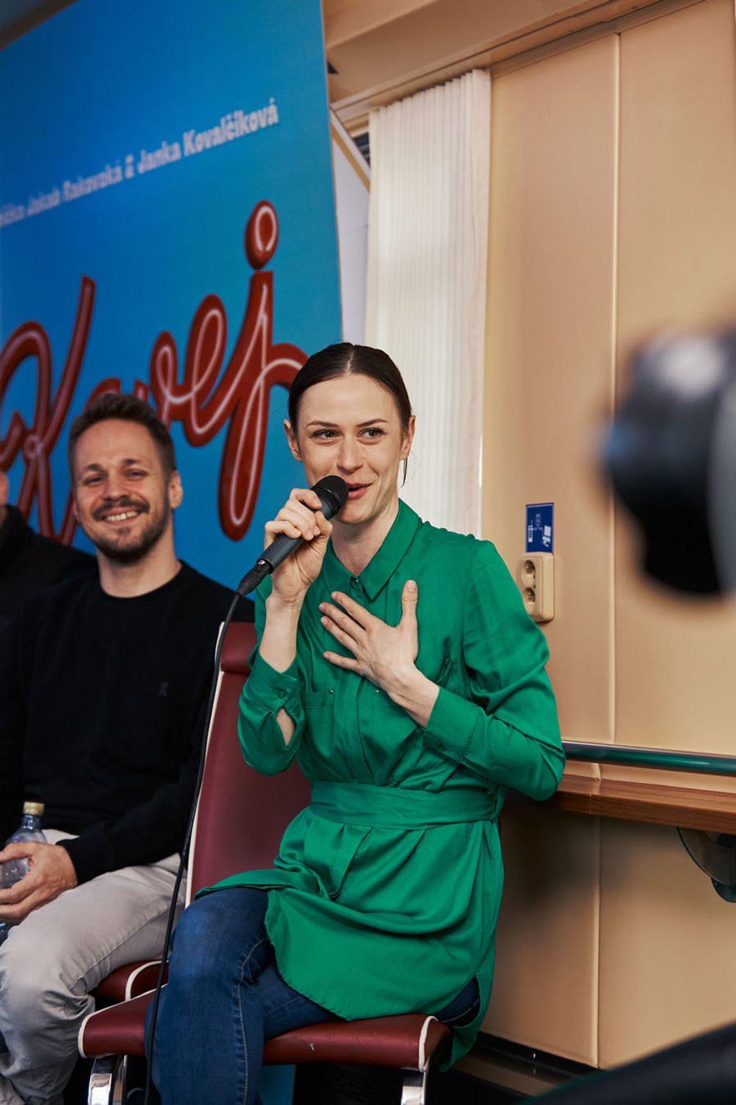 Zábery z tlačovej konferencie k premiére filmu Kavej, ktorá sa konala v železničnom vagóne