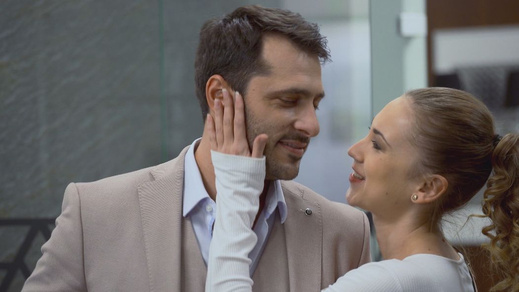 Alex s Lenkou strávi noc Z Emy sa je preto žiarlivá stíhačka.mp4