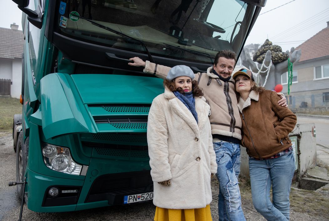 Erika s Brmbalíkom a pani Brmbalíkovou v pozadí