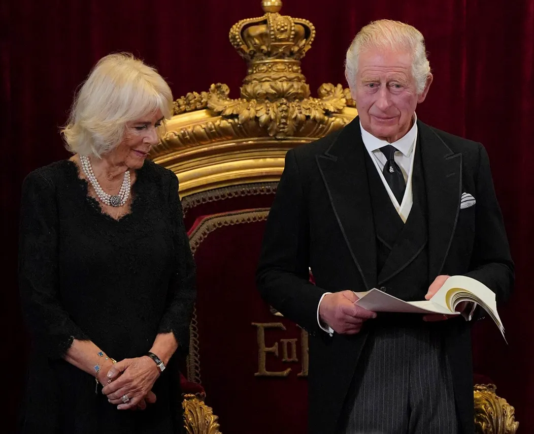 Britský kráľ Karol III. a britská kráľovná manželka Kamila