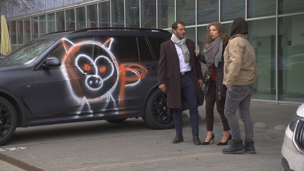 Luky posprejoval Alexovi auto.