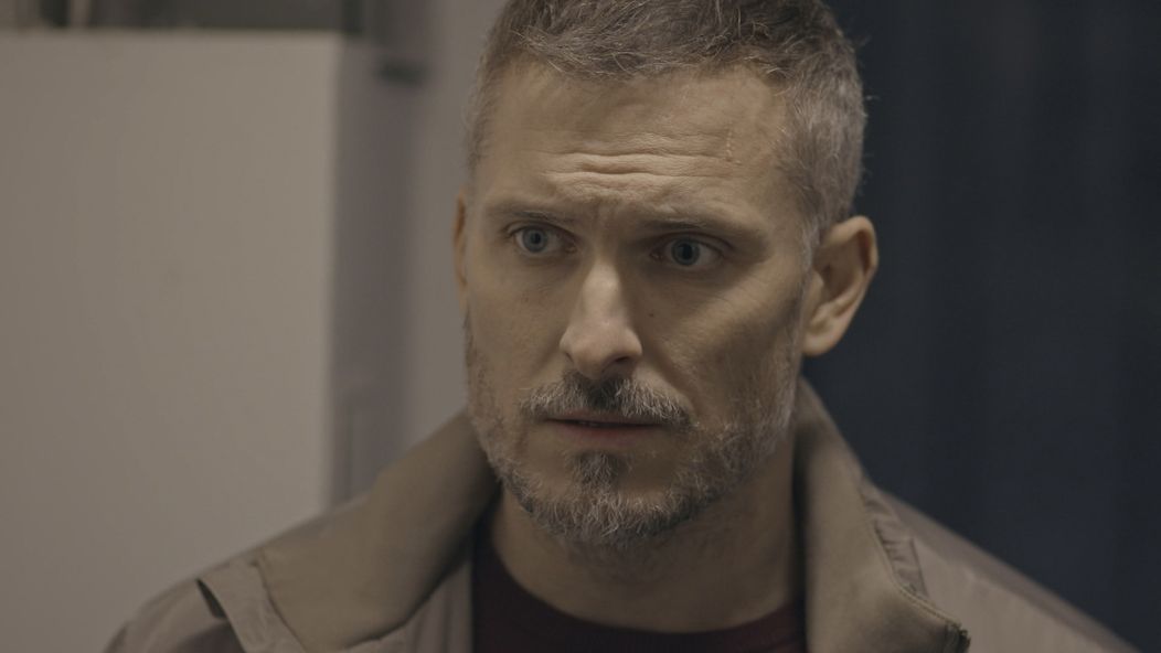 Andrej navštívi rodičov pacienta, ktorý zomrel.