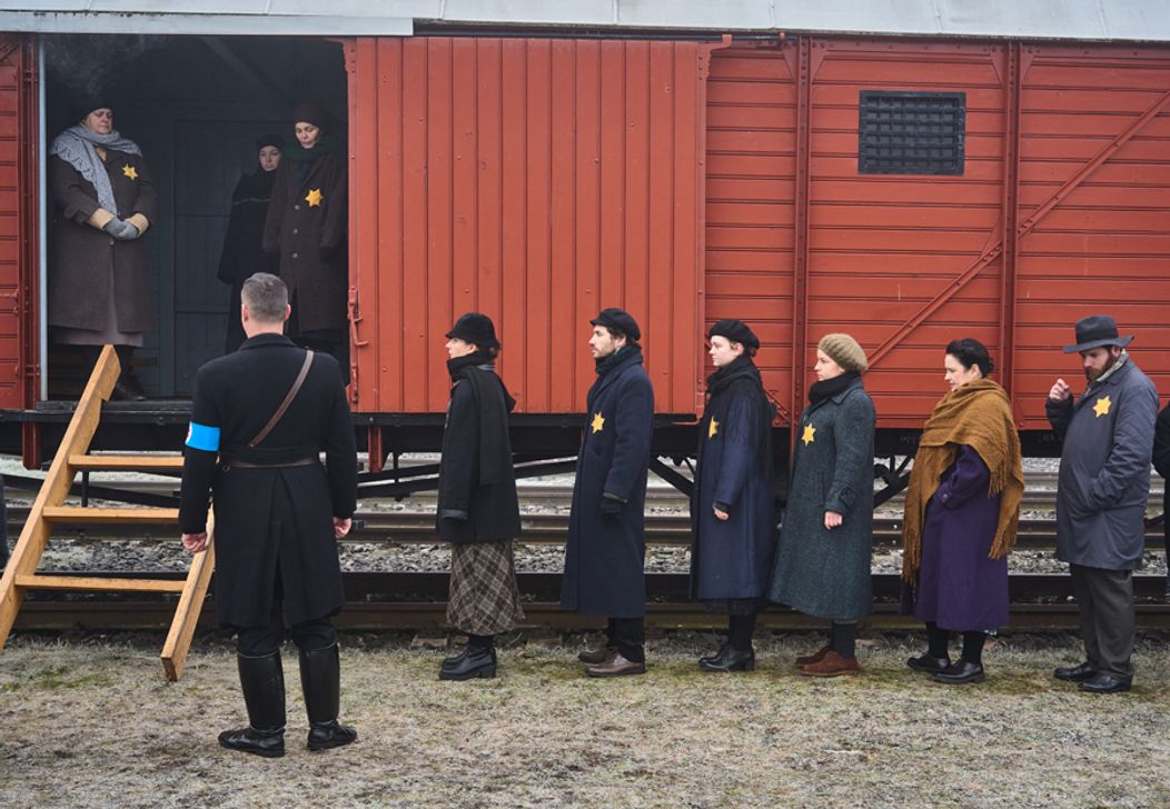 Vilo nastúpil za Annou a Veronikou do transportu, aby odišli spolu.