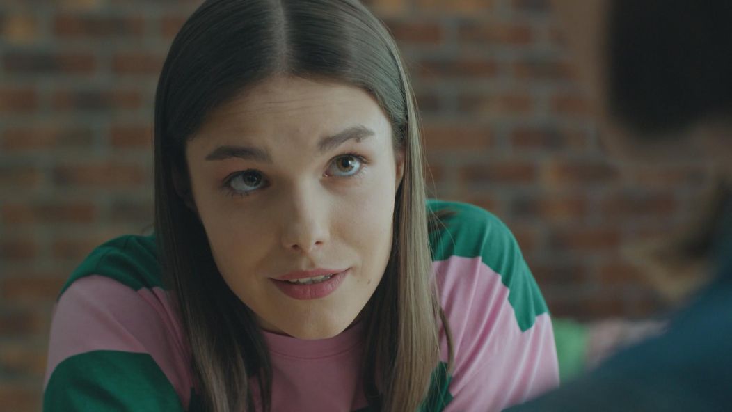 Martina (Adela Dukátová) pracuje ako sekundárka, no v nemocnici tají, že sfalšovala lekársky diplom.