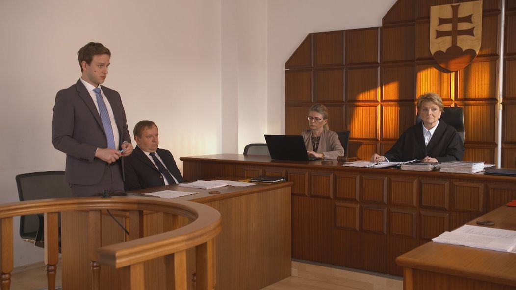 Gréta a Noro na rozvodovom pojednávaní.