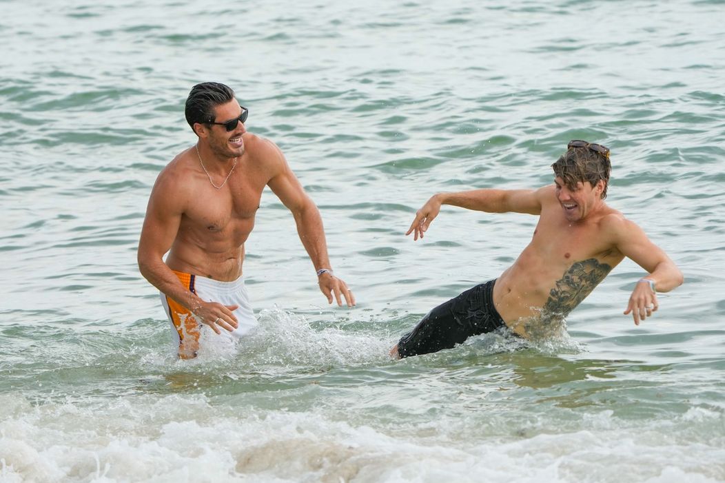 Chris Appleton a Lukas Gage sa rozvádzajú