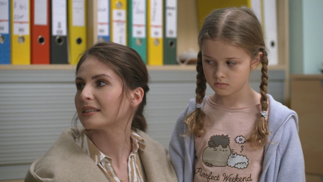 Gréta (Alžbeta Bartošová) a Lujza (Zoe Kachútová)