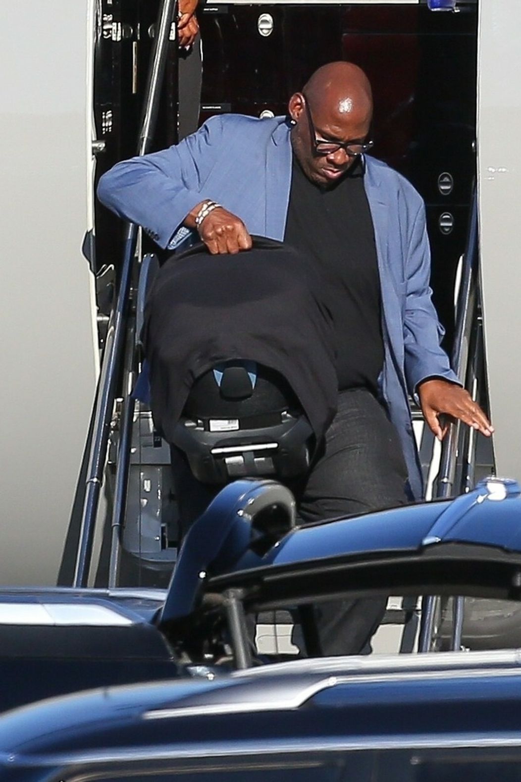 Rihanna so synom a partnerom pristáli v Los Angeles