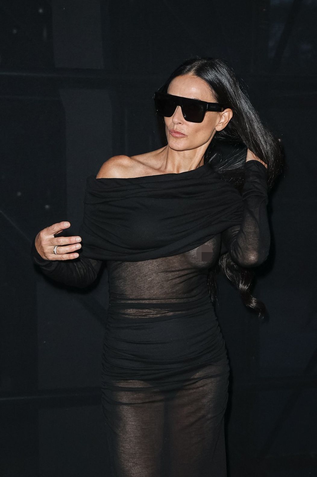 Demi Moore na Paris Fashion Weeku 2023