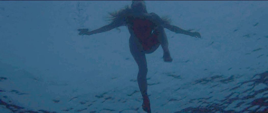 Zomrela Susan Backlinie, ktorá si zahrala prvú obeť žraloka vo filme Čeluste