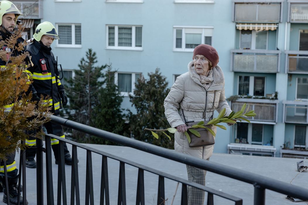 Ľudmila Swanová ako Evina babička