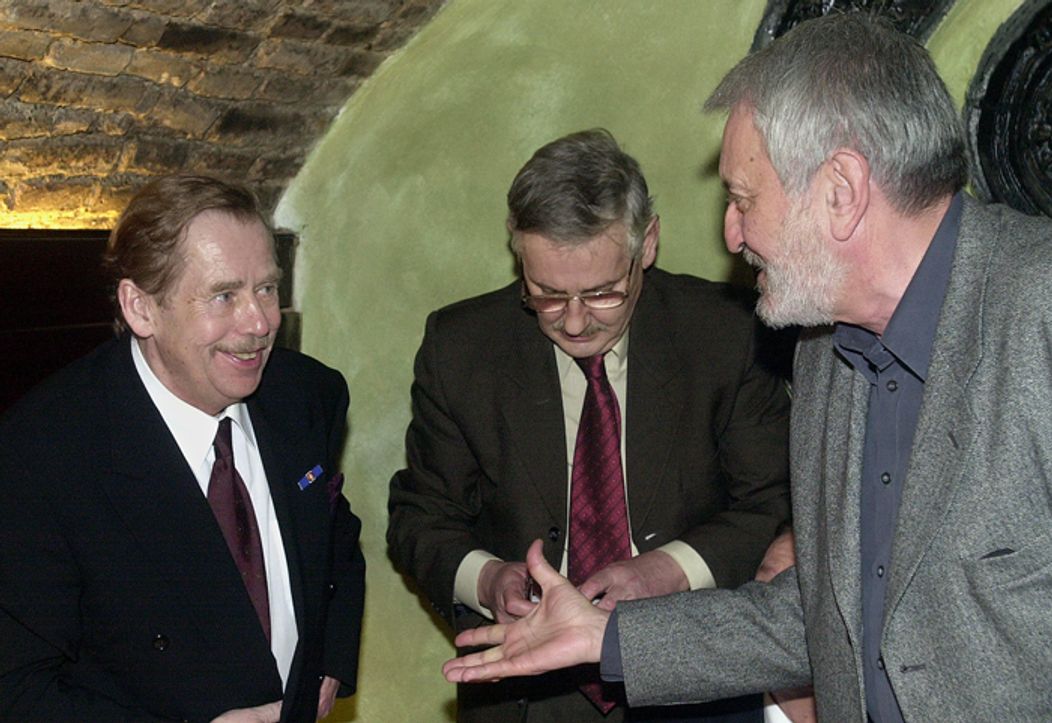 Stretnutie priateľov v známej bratislavskej vinárni - Václav Havel, Juraj Slezáček a Milan Lasica (2003)