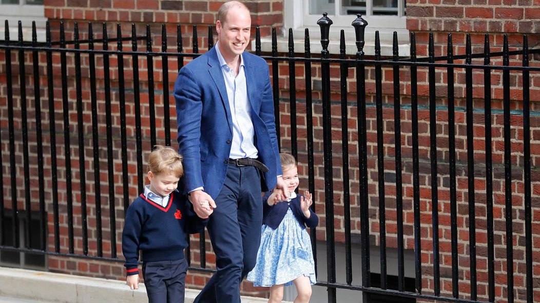 Princezná Charlotte a princ George tako prišli pozrieť bračeka do nemocnice.