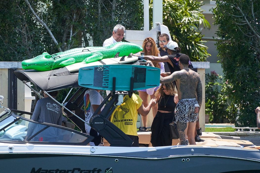 Shakira s Lewisom Hamiltonom na lodi