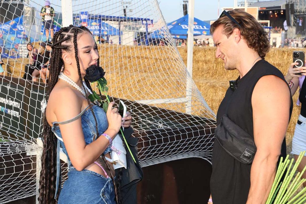 Radko na festivale Grape rozdával ruže a vymenil si bozky s Marcelou