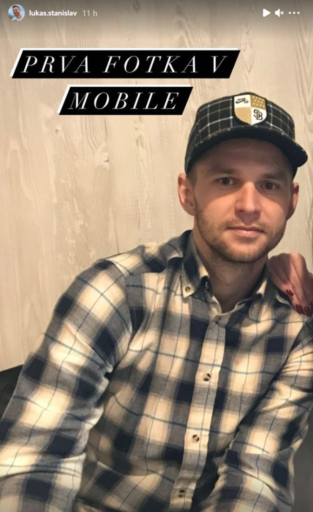 Z tejto fotky evidentne radšej odstrihol slečnu vedľa seba. Žeby kvôli Xénii?