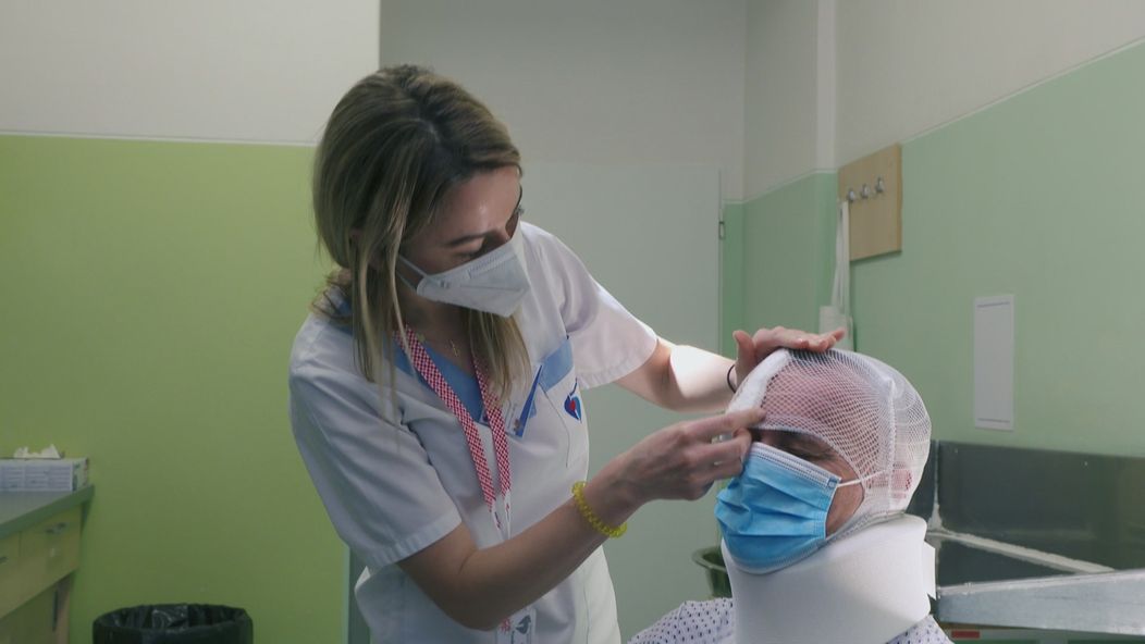 Sestrička pomáha Marošovi s premenou
