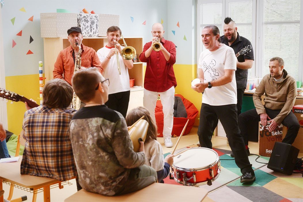 V Oteckoch účinkuje skupina Polemic.