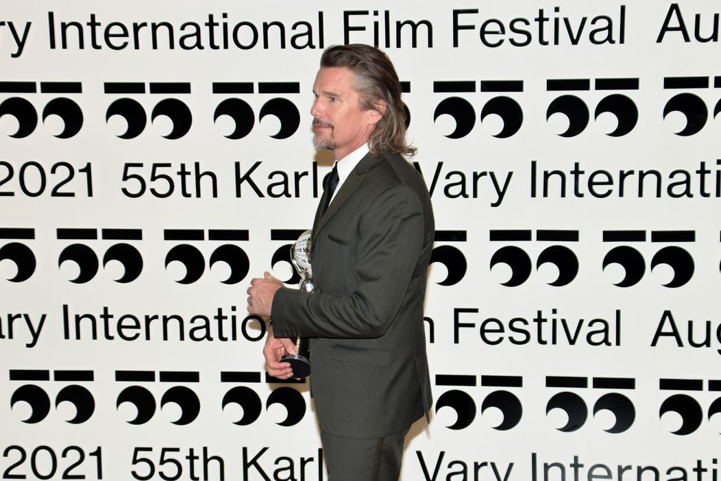 Ethan Hawke na záverečnom ceremoniáli 55. ročníka MFF KV