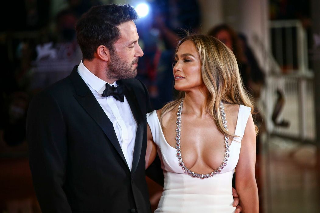 Ben Affleck a Jennifer Lopez na premiére filmu The Last Duel na Benátskom filmovom festivale