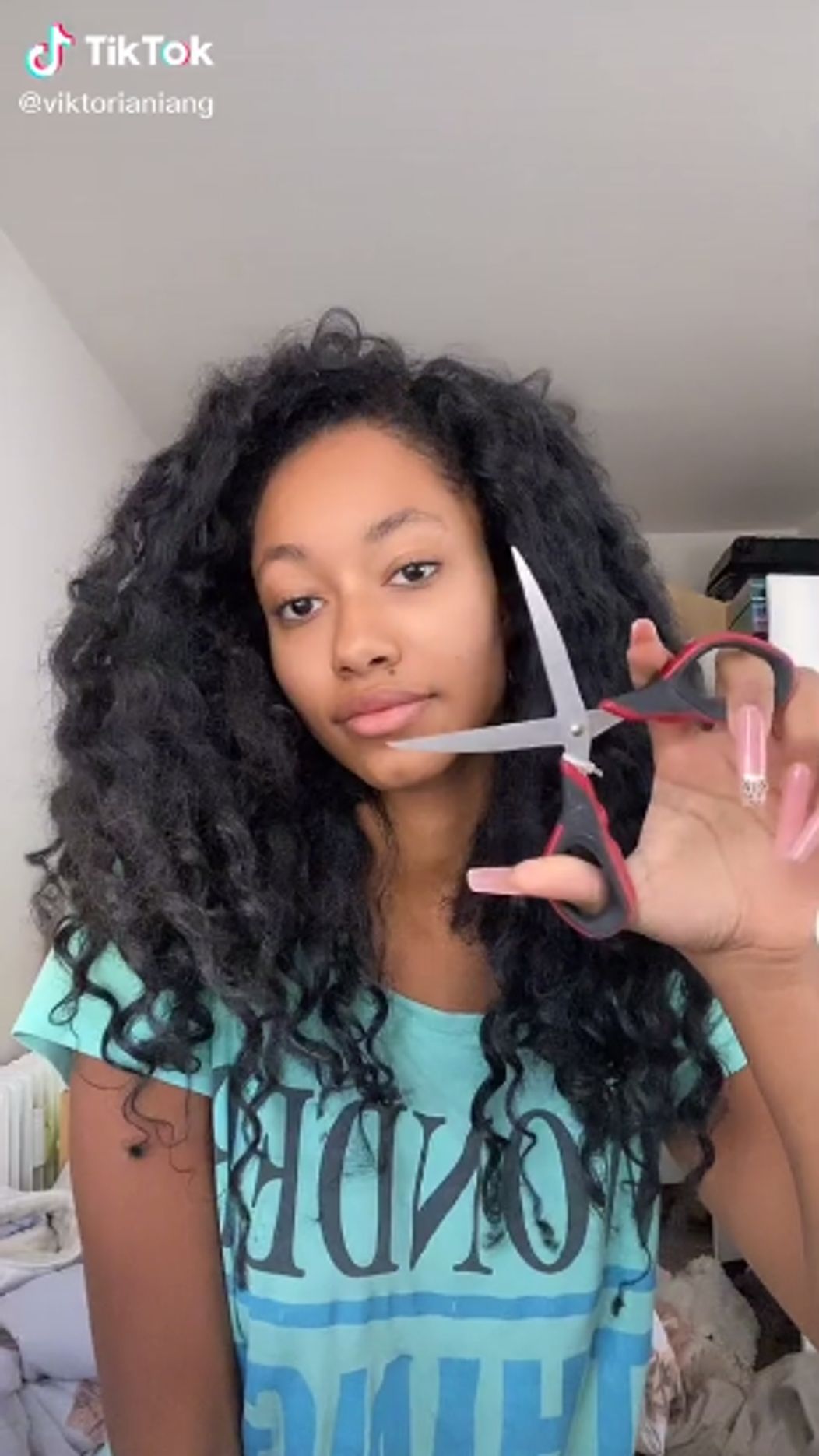 Aicha sa sama ostrihala na ježka.