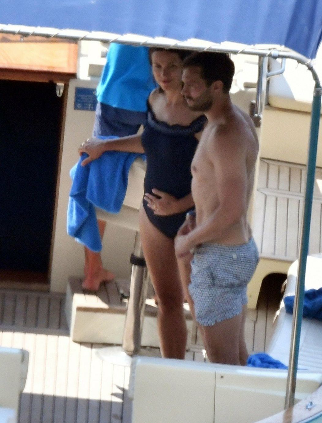 Jamie Dornan na lodi smanželkou Ameliou Warner. 
