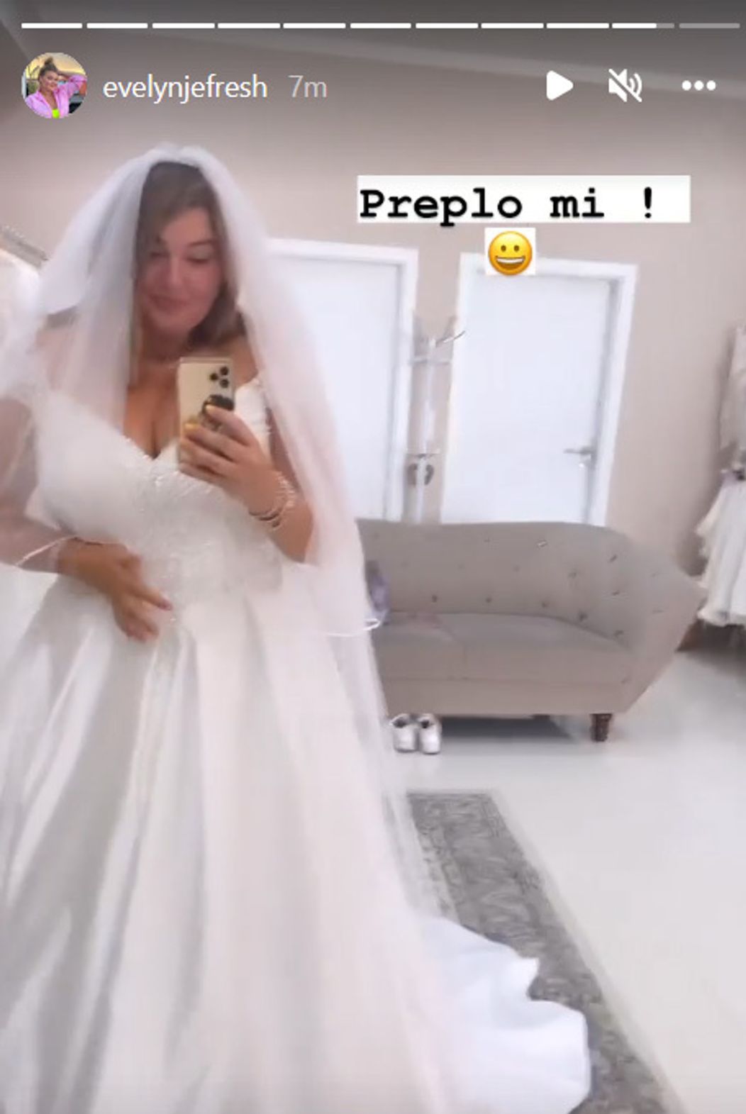 Evelyn v svadobných šatách