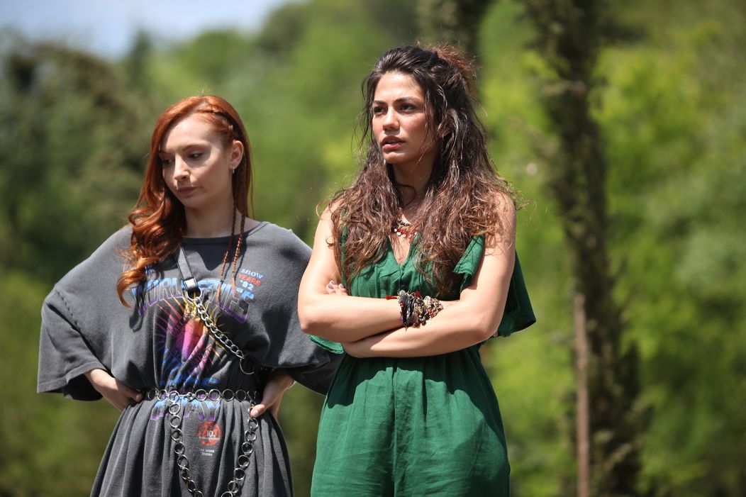 Başak Gümülcinelioğlu v seriáli S hlavou v oblakoch