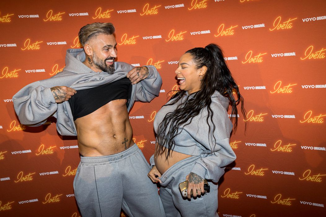Josef Kůrka a Angie Mangombe na premiére Ivety