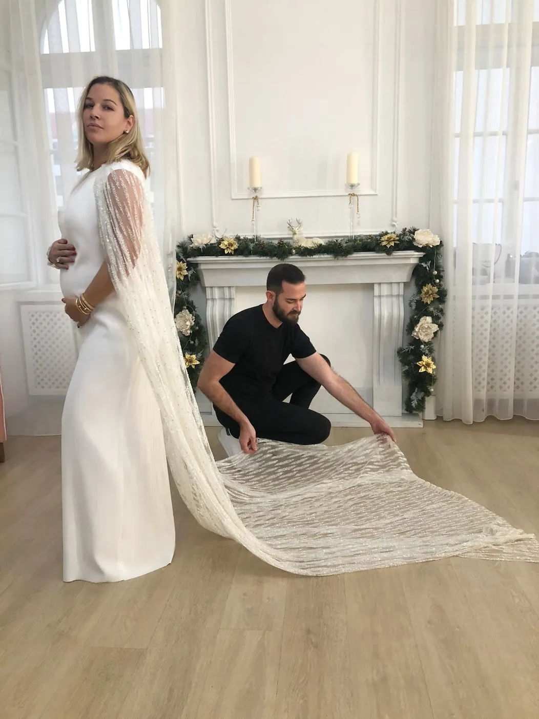 Exkluzívne zábery zo skúšky šiat počas šitia. 