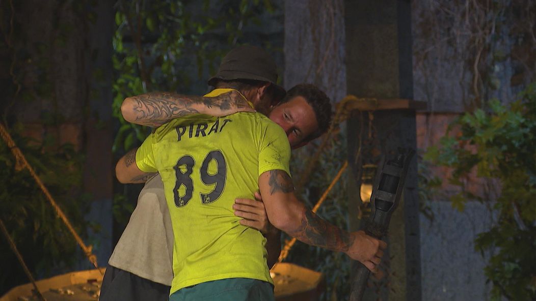 Pirát dostal na kmeňovke najviac hlasov. Pri výbere džbánu nemal šťastnú ruku a červená farba znamenala, že v šou končí.