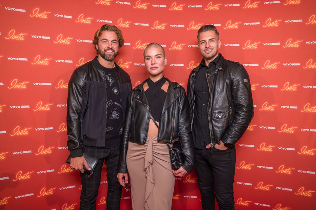 Tomáš Weimann, Žaneta Skružná a Matěj Quitt na premiére druhej série Voyo Originálu Iveta