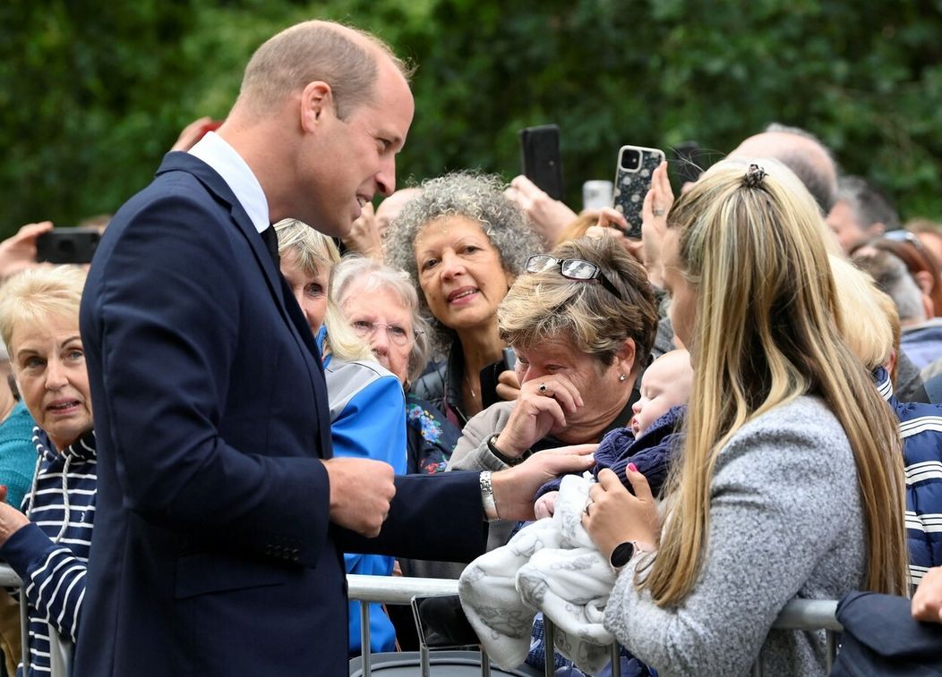 William a Kate pozdravili smútiaci dav.