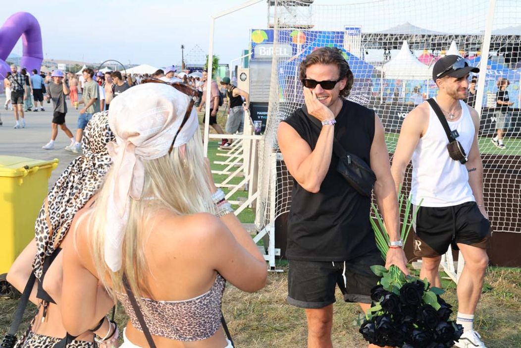 Radko na festivale Grape rozdával ruže a vymenil si bozky s Marcelou