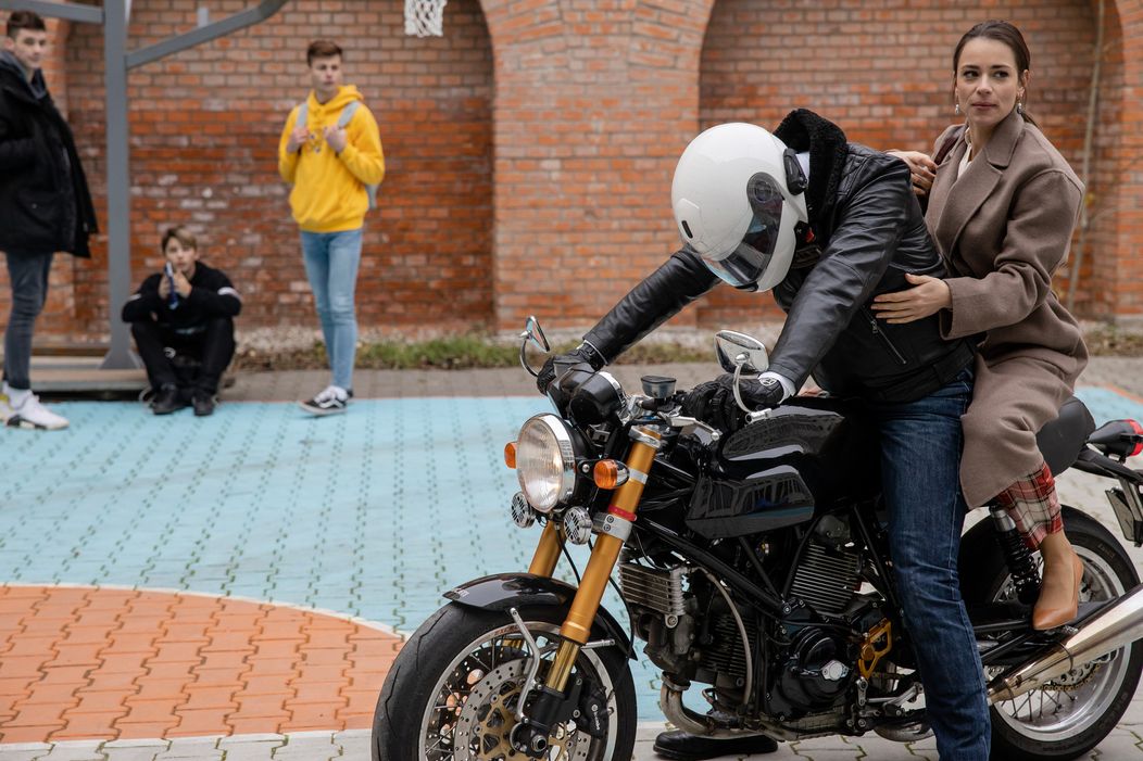 Gabika Marcinková s Marekom Geišbergom na motorke.