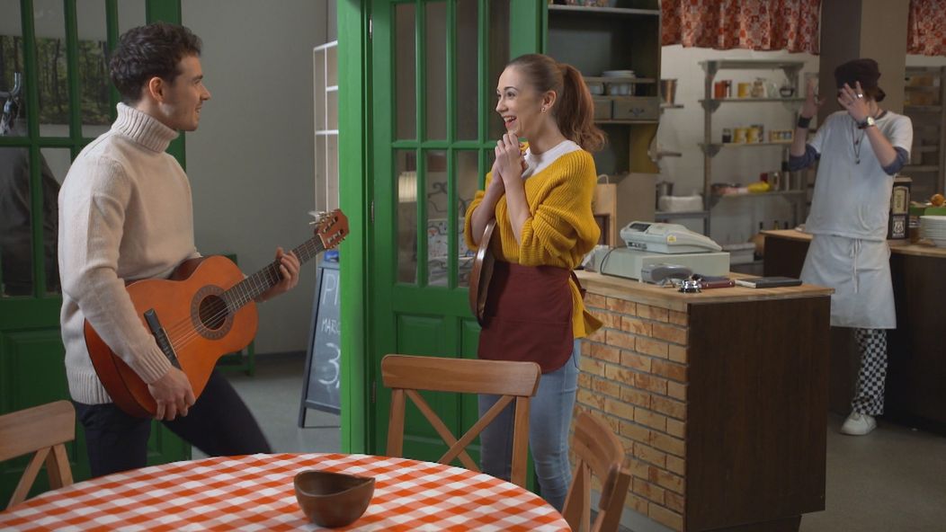 Lenka je z pesničky nadšená.