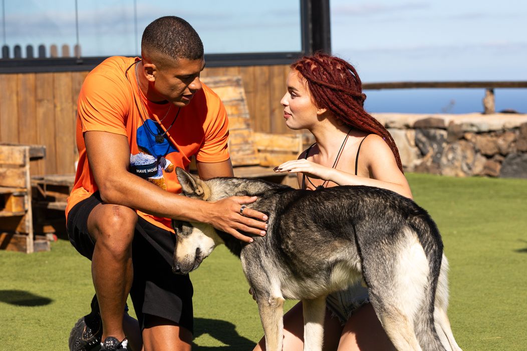 Rachel a Claude si z vily vyšli na rande.