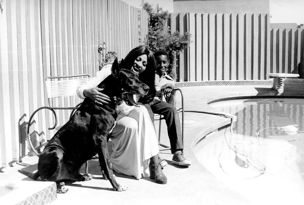 Tina Turner so synom Ronniem v roku 1972 v Kalifornii.