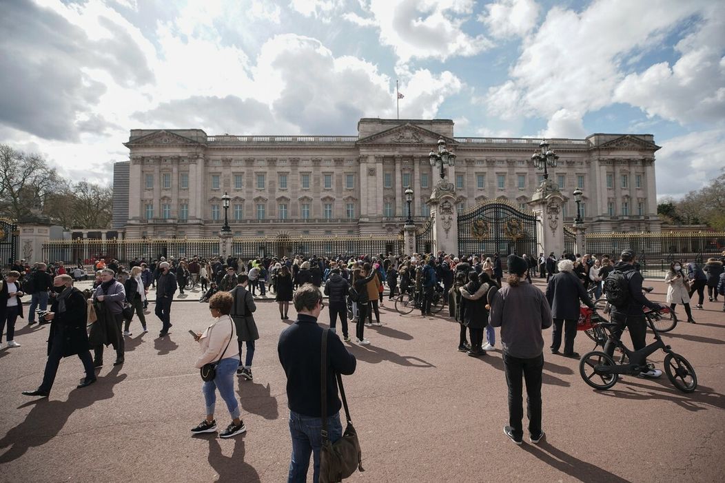 Británia plače za princom Philipom. Pred palácom sa zbierajú davy ľudí