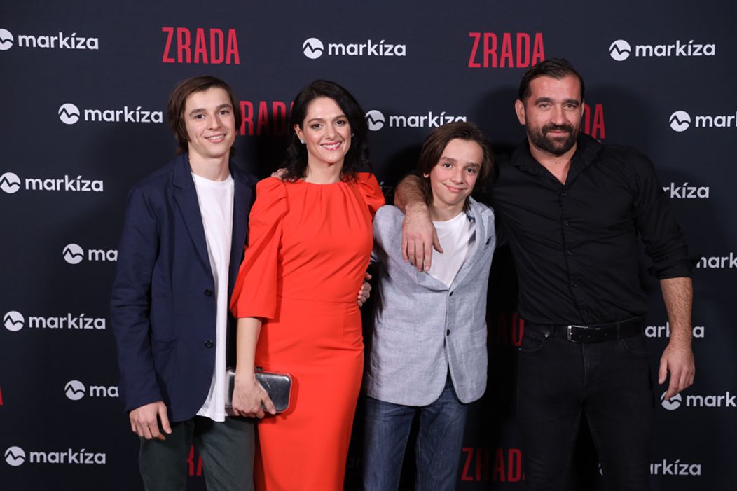 Premiéra seriálu Zrada