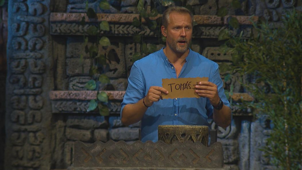 Na poslednej kmeňovej rade dostal najviac hlasov Tomáš a v dueli mu na Mikýřa nestačili sily.