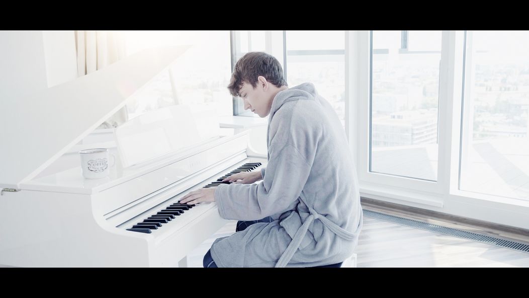 Producent Mark Dann vo videoklipe Without You