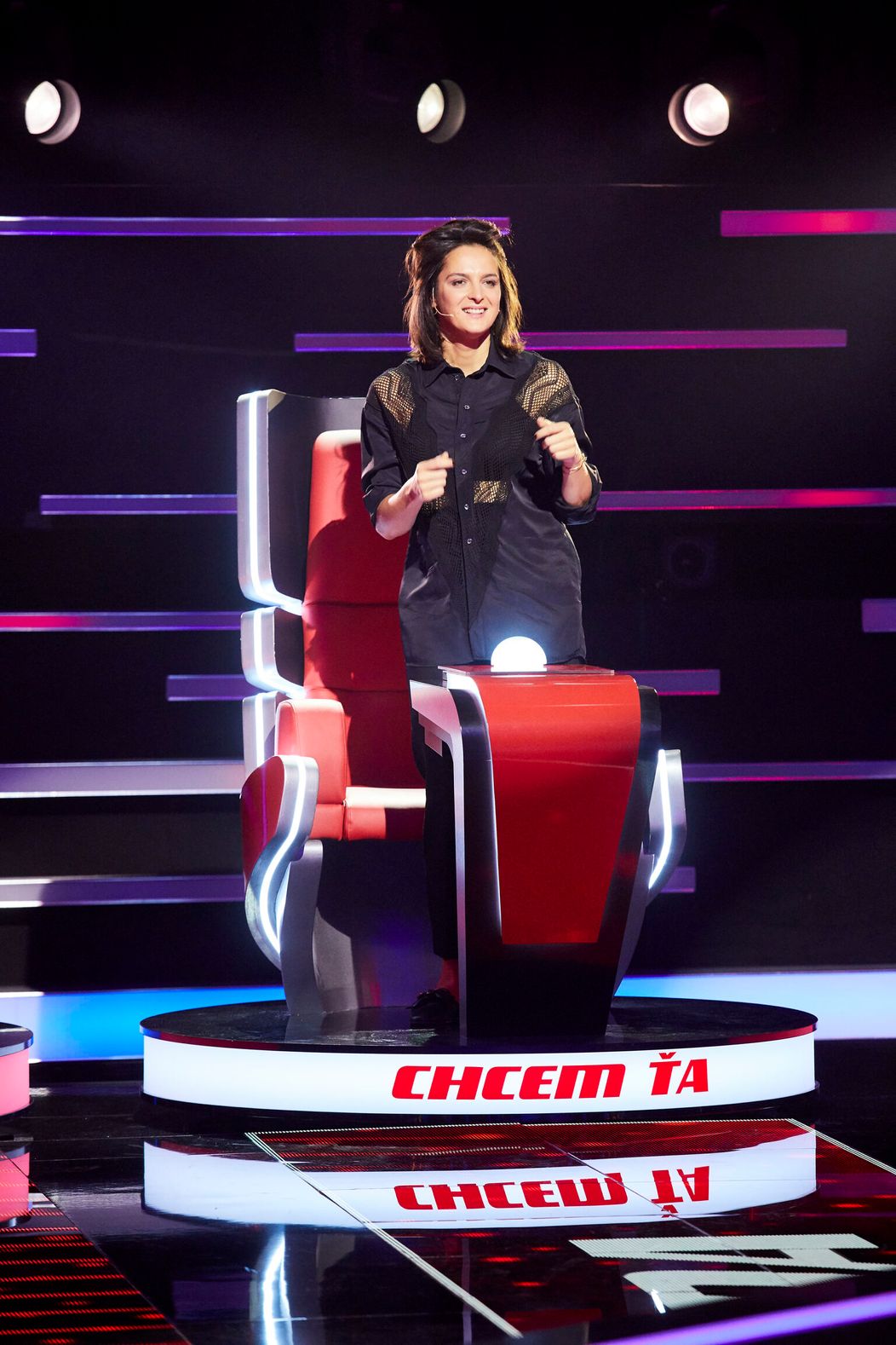 5. čierny kostým s cyklaménovými rukávmi