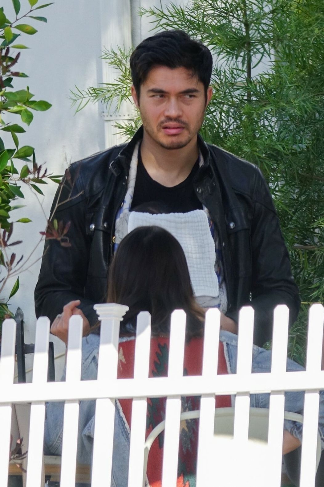 Čerstvý otecko Henry Golding