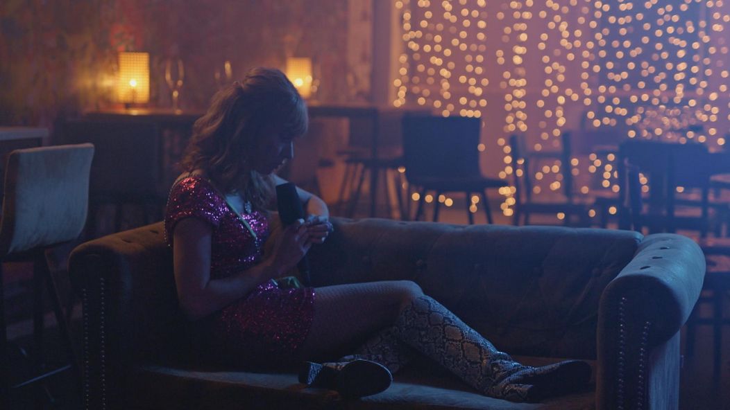 Radosť z perfektnej oslavy Adamových (Kamil Mikulčík) narodenín vystriedal strach.