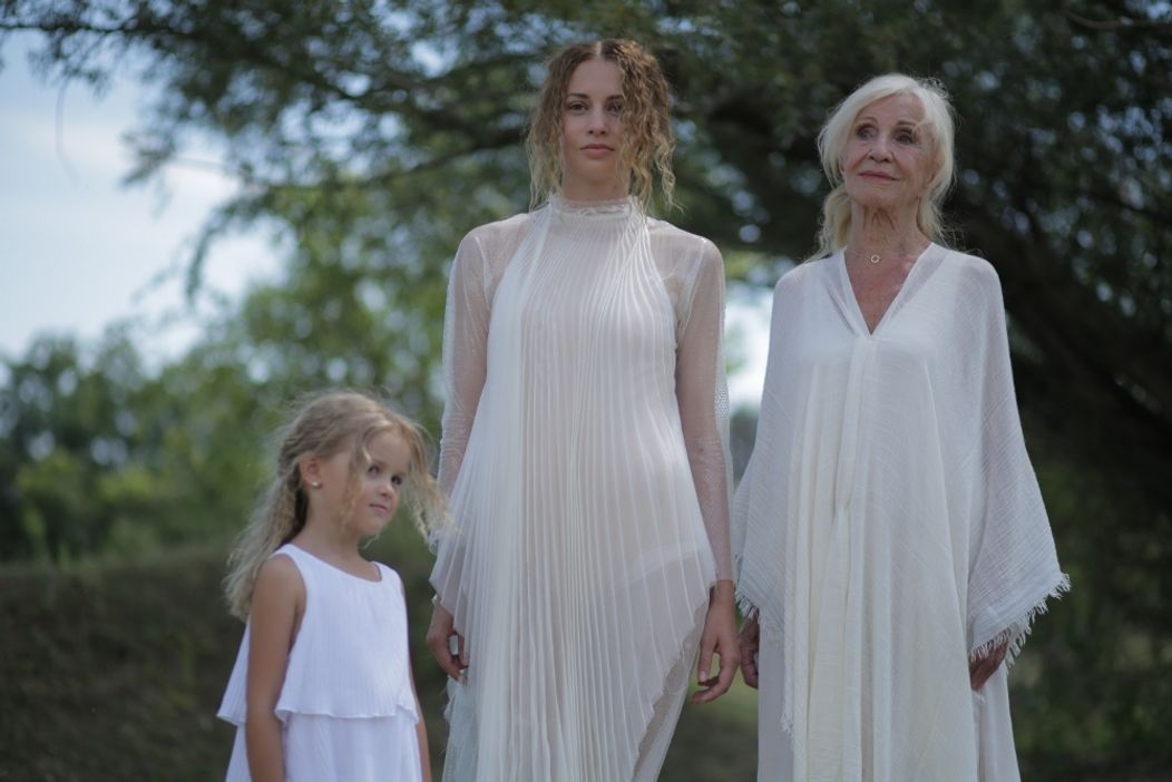 Mária Čírová s dcérkou Zoe a Marína Kráľovičová vo videoklipe Dokonalý svet